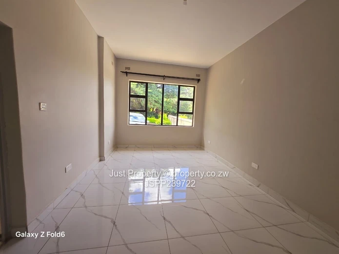 Modern 4-Bed Flat - Open Plan & Borehole in Gletwin Park