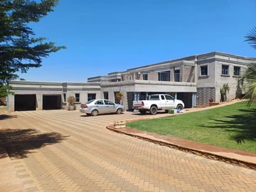 Gletwin:Massive and modern Double storey. With 7Bedrooms,all ensuite, (6 upstairs,1 down stairs).Com