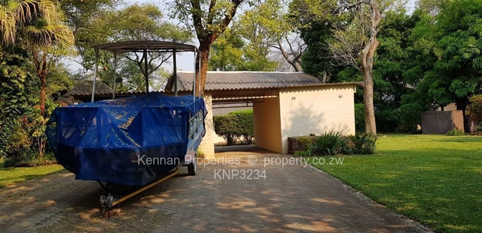 Kingfisher Lodge - Thatched lodge at Msuna Island in Victoria Falls