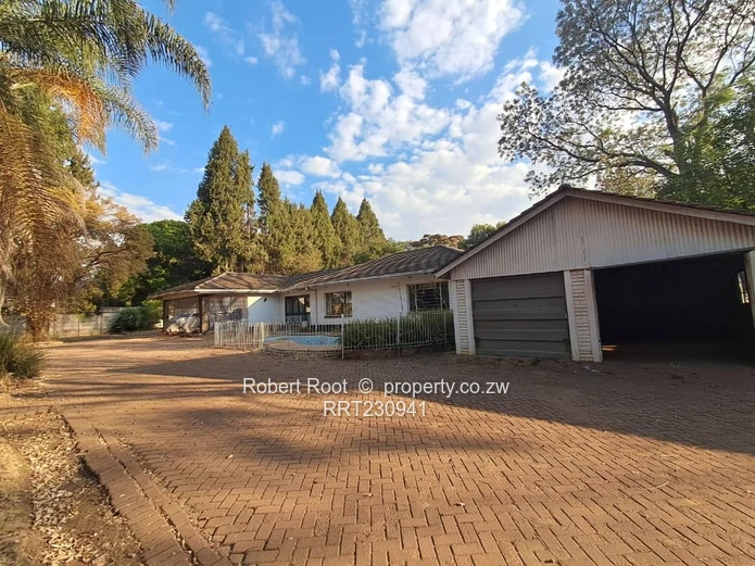 Spacious house with Harare Drive frontage!