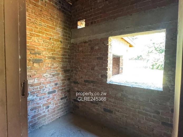 Unfinished 5-Bed 700 m² Home on 1 Acre in Bluff Hill