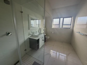 4 Bedroom Flat & Apartment