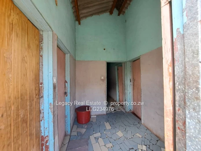 Budiriro 4 – 6-Bedroom Fixer-Upper for Sale