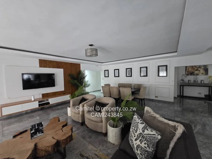 Stylish 4-Bed Ashdown Park: Island Kitchen, Borehole