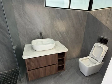 4 Bedroom Flat & Apartment