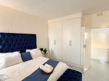 2 Bedroom Flat & Apartment