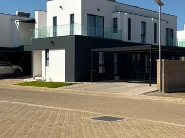 4 Bedroom Flat & Apartment