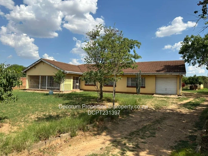 Spacious 3-Bed Bungalow on 0.4ha with Garden & Access