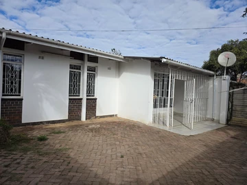 2 Bedroom Flat & Apartment