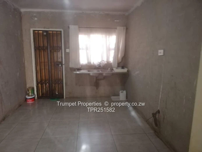 5-Bed Mazowe House — Tiled Interiors, Verandah & Solar