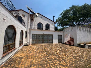 2 Bedroom Flat & Apartment