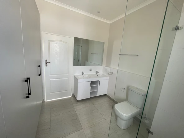 2 Bedroom Flat & Apartment