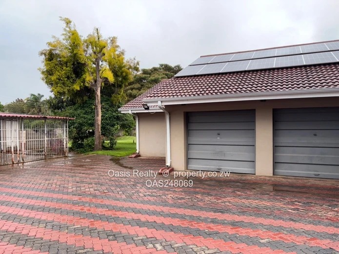 Prime Property with Harare Drive road frontage !!!