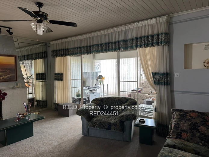 Well-Located Family Home In Woodlands!