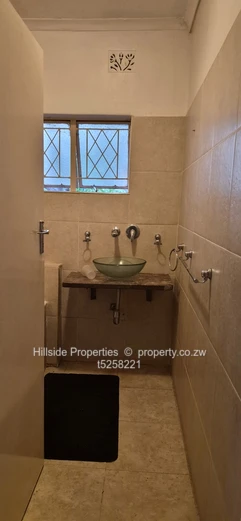 Glen Lorne 4-Bed 3-Bath: Modern Glass Wall & Garden