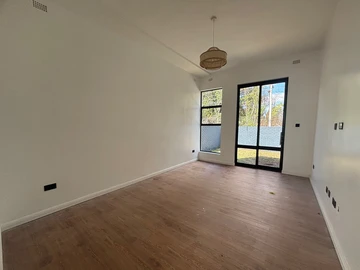 4 Bedroom Flat & Apartment