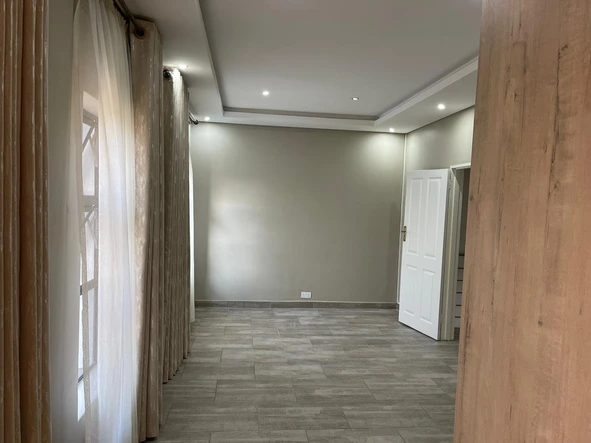 4 Bedroom Flat & Apartment