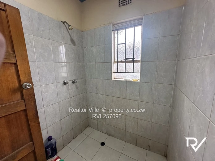 Bright 5-Bed Warren Park Home with Tiled Living & Borehole