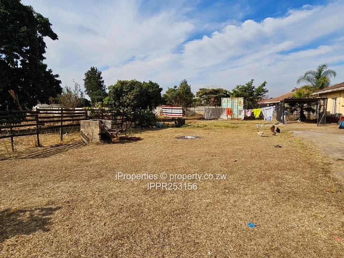 Large 5-Bed Walled Home on 4,588 m² — Water Tank & Garden
