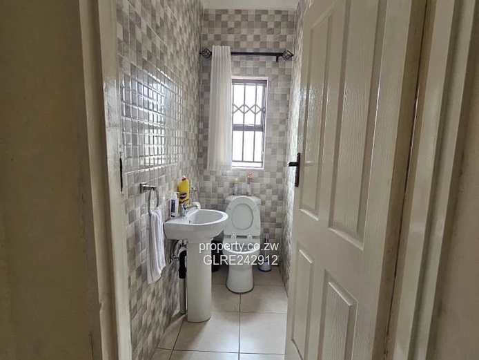 4-Bed Home with Large Paved Drive, Garden & Borehole - Sandton Park