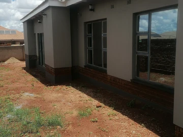 Newly built 3 bedroomed fullhouse standalone to let