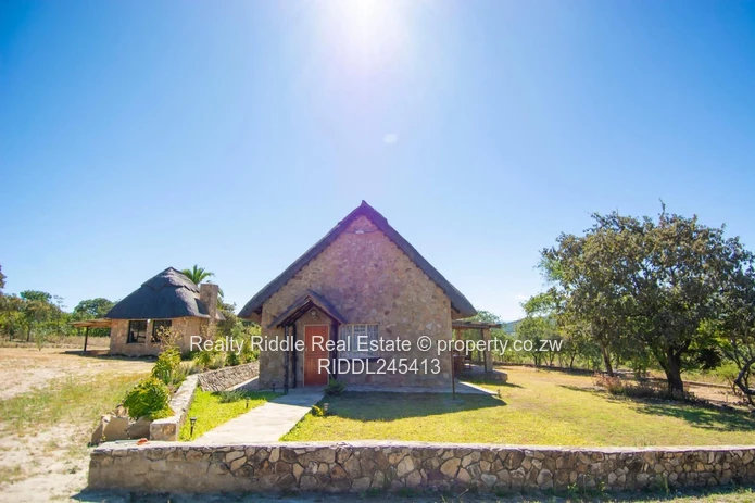 Nyanga Thatched Stone Lodge — Fireplace, AC & Wi-Fi