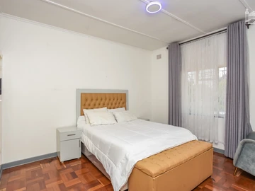 2 Bedroom Flat & Apartment