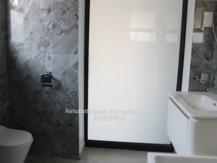 Contemporary 4-Bed Marlborough Flat with Borehole