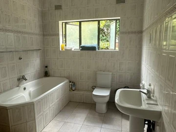 4 Bedroom Flat & Apartment