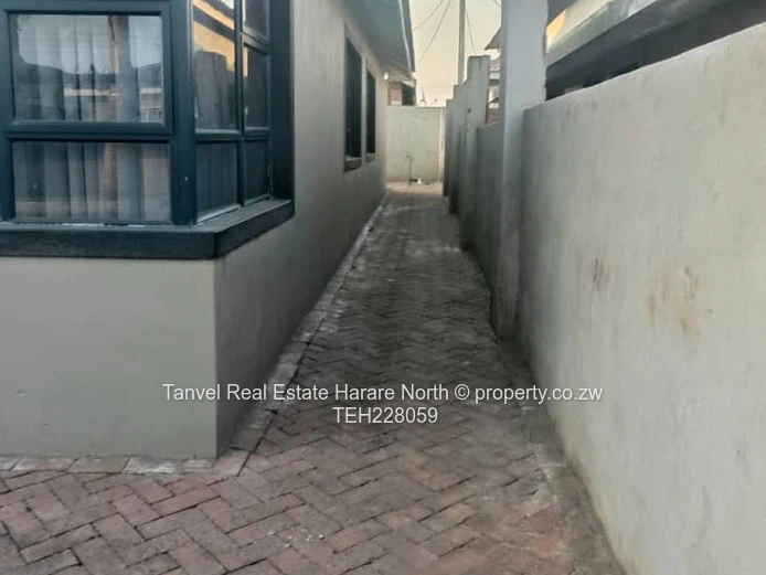 A Captivating house in Aspindale park With 4 beds,mes,lounge, dining,modern fitted kitchen.