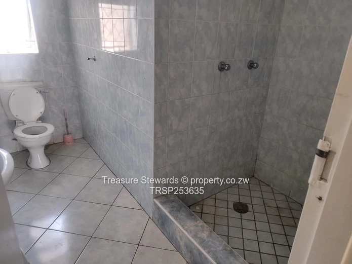 Elegant 4-Bed, 4-Bath Home in Westgate on 2000 m²