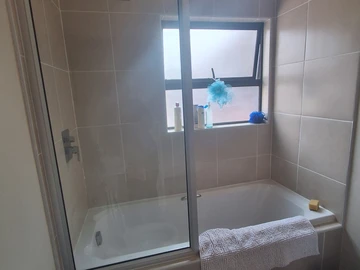 2 Bedroom Flat & Apartment