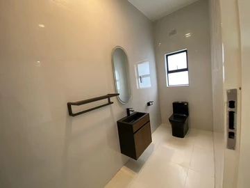 4 Bedroom Flat & Apartment