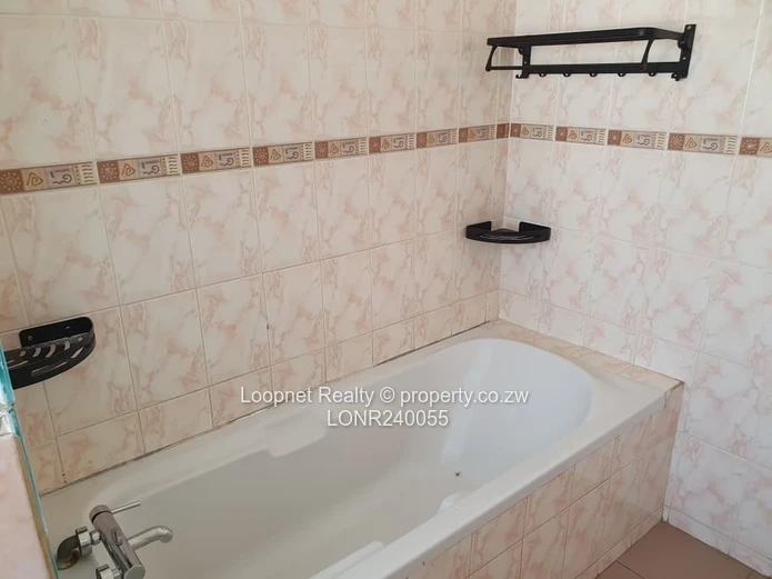 Spacious 3-bed Garden Flat in Avenues — Private Garden & Borehole