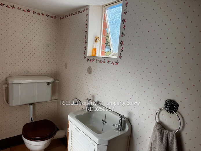 Double-Storey Family Living in Hillside!