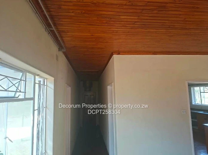 Highlands 5-Bed Home — Borehole, Garden & Fireplace