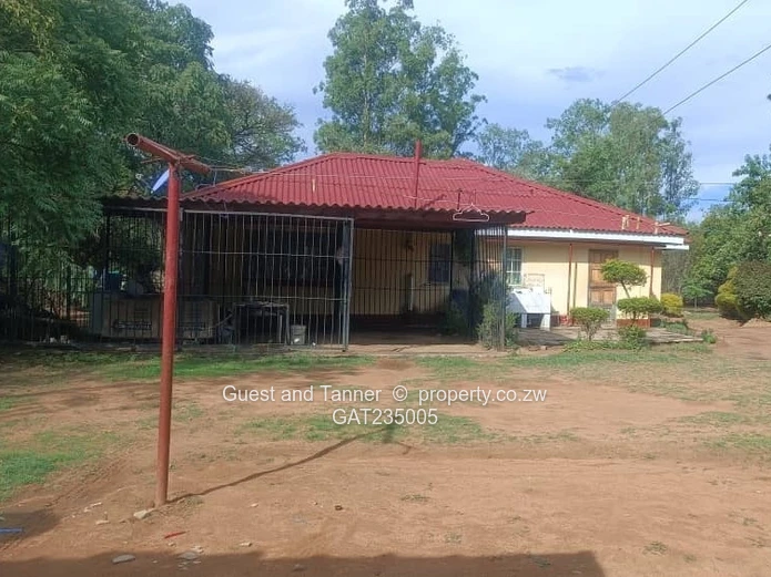 3 Bed House For Sale In Queensdale (Sole Mandate)