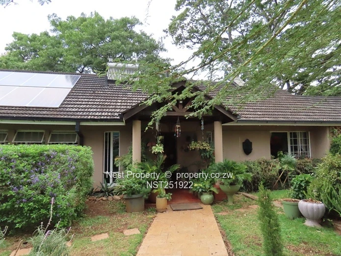 Charming Home + 2 Bed Cottage in Glen Lorne!