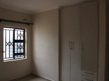 2 Bedroom Flat & Apartment