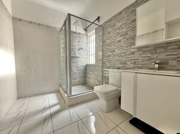 2 Bedroom Flat & Apartment