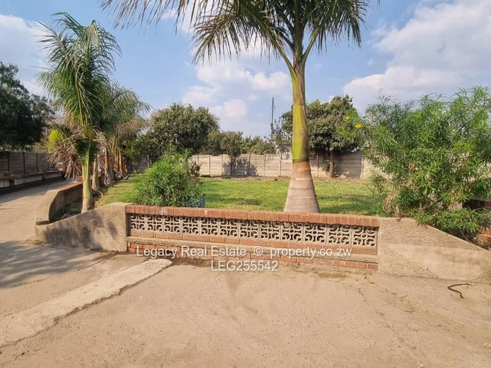 Palm-lined 5-Bed Home on 3000m² in Marimba — Borehole