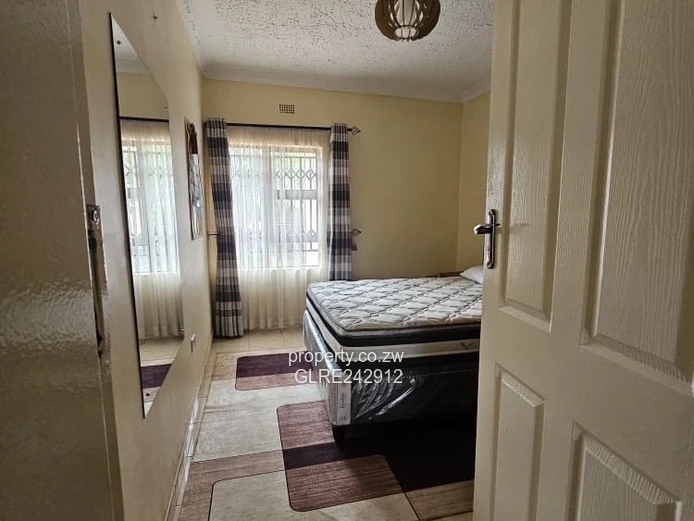 4-Bed Home with Large Paved Drive, Garden & Borehole - Sandton Park