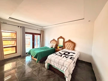 6 Bedroom House