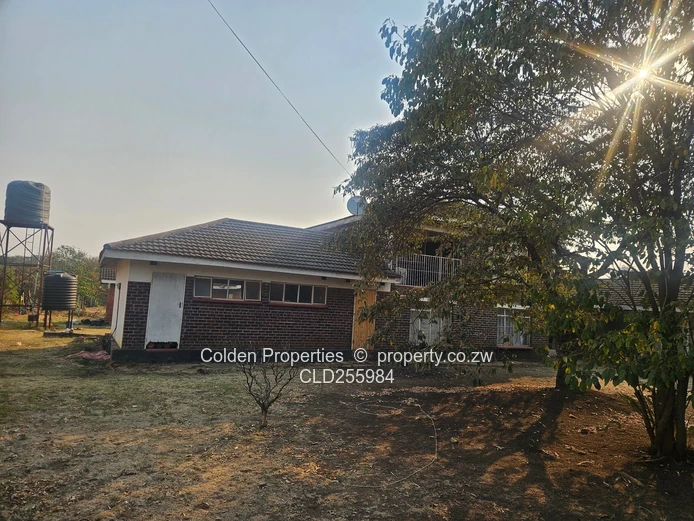 Highlands 5-Bed Townhouse on 3850m² with Borehole & Tanks