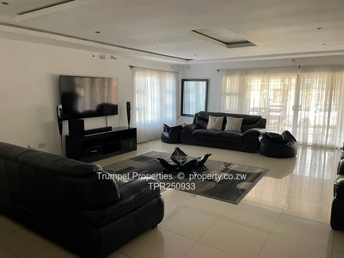 Monavale 4-Bed: Main En Suite, Sleek Kitchen & Garage