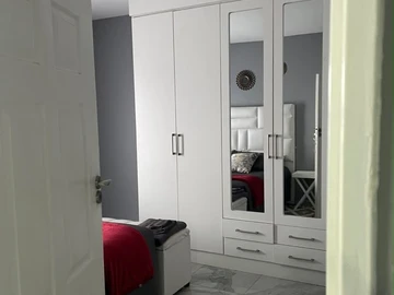 4 Bedroom Flat & Apartment