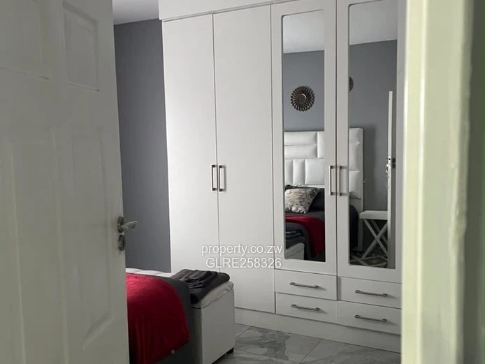 Modern 4-Bed, 5-Bath Flat with Borehole in Vainona
