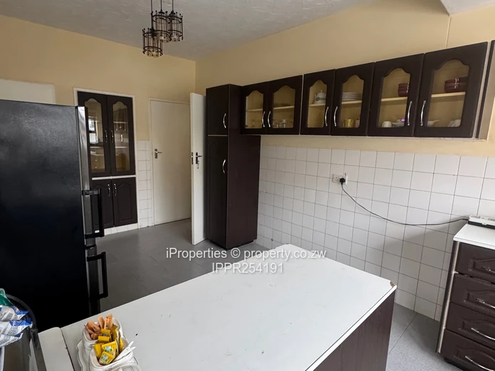 Furnished 3-Bed Flat in Avenues — Parquet & Gated Patio