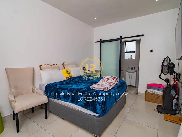 Modern 4-bedroom Home in Exclusive Helensvale