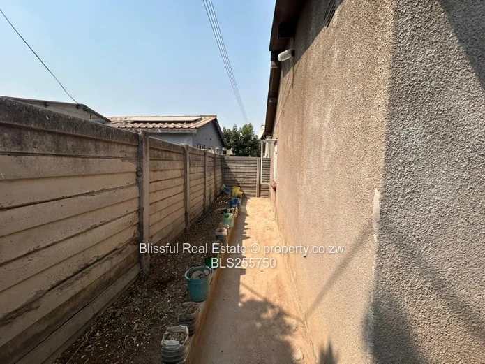 4 bedroom house for sale in Chitungwiza unit k-DEEDS, Nostro Accepted